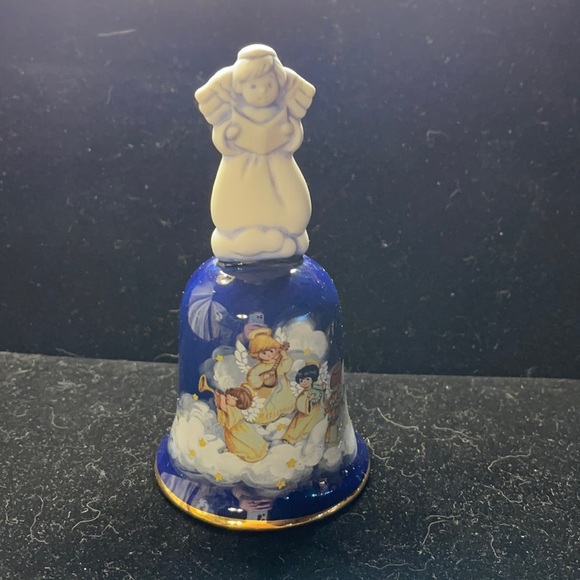 Christmas (1992) Avon Collectible Bell / Ceramic - Picture 1 of 8